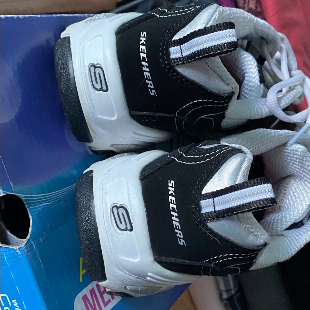 Skechers D'Lites Black and White Women's Sneakers - Picture 5 of 6